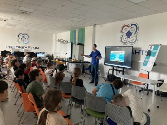 Безопасность на воде: инспектор ГИМС провел практическое занятие для кванторианцев