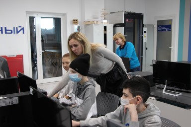 ​Учащиеся школы «УчимЗнаем» на занятиях в детском  технопарке «Кванториум»